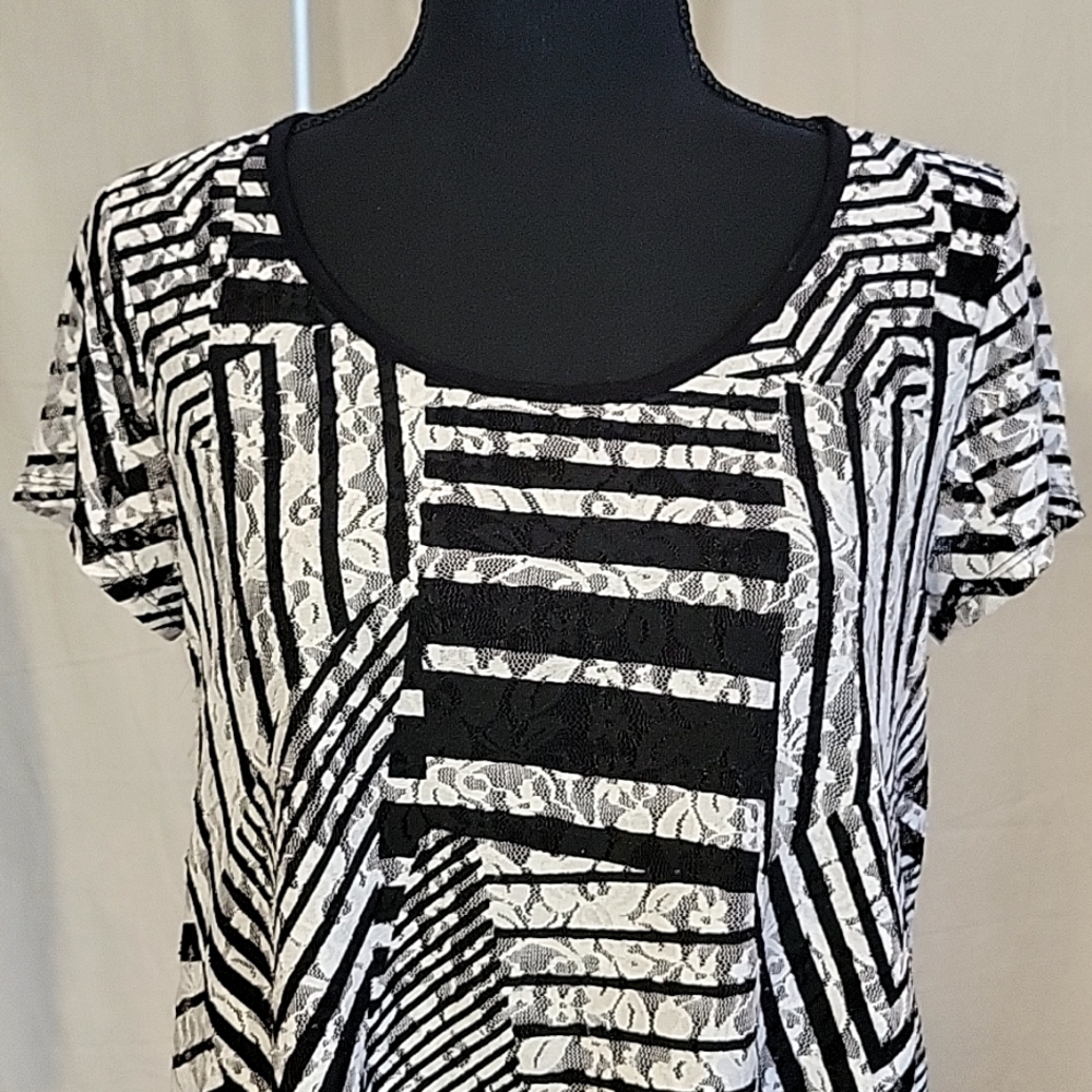 Chico's Black White 2-Layer Lace Tunic Top Cap Sleeve Geometric Sz 0 S - Picture 3 of 7